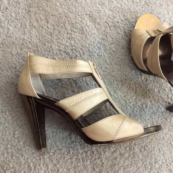 Michael Kors Shoes - 💕 Michael kors creme leather heels sz 9 /3 in 💕